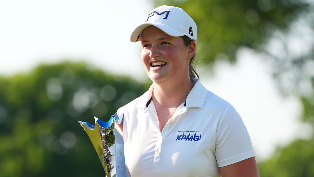 CINCINNATI, OHIO - MAY 17: Lottie Woad of England celebrates with the trophy on the 18th green after winning the Kroger Queen City Championship presented by P&G 2026 at Maketewah Country Club on May 17, 2026 in Cincinnati, Ohio.