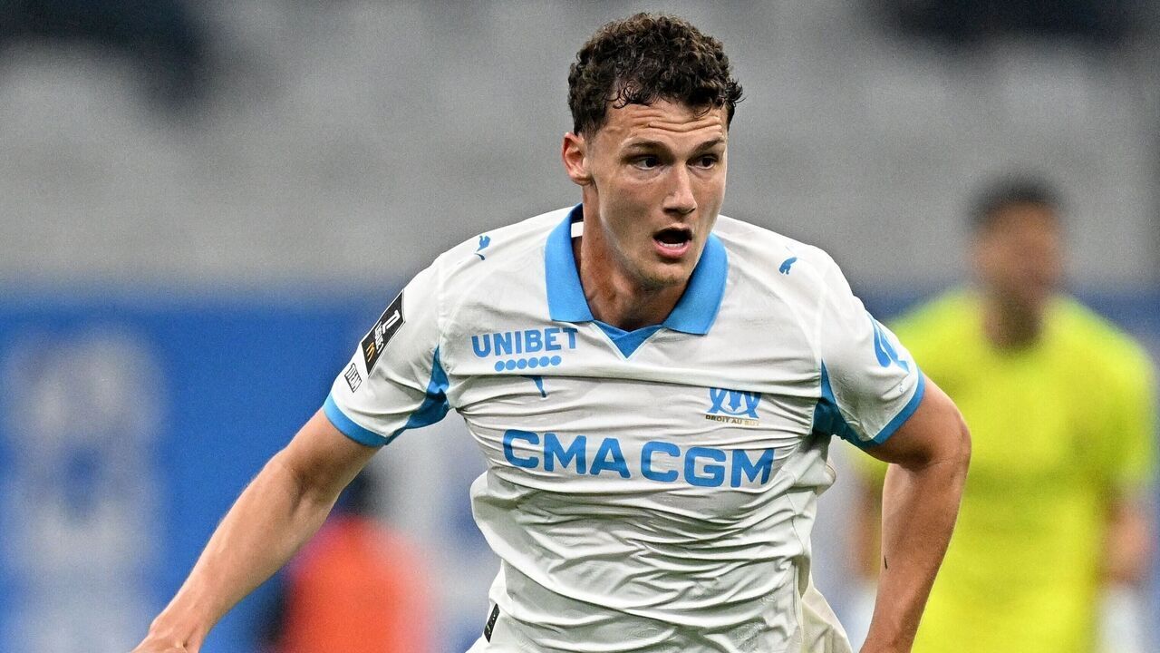 Marseille's French defender #28 Benjamin Pavard controls the ball during the French L1 football match between Olympique de Marseille (OM) and Metz FC at the Stade Velodrome in Marseille, southern France on April 10, 2026.