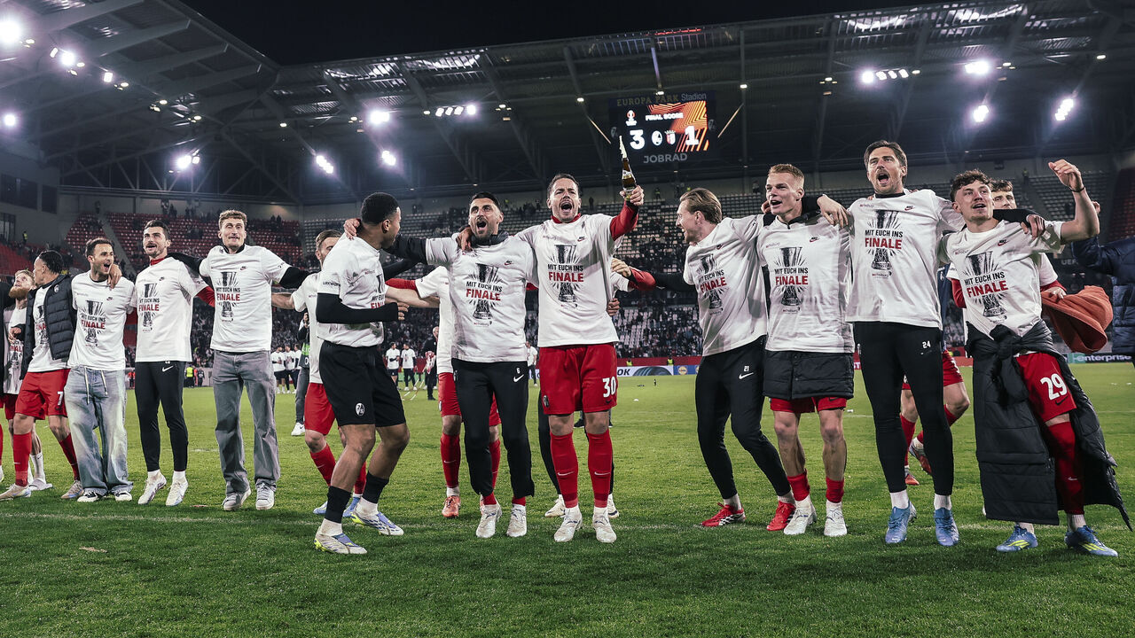 FREIBURG IM BREISGAU, GERMANY - MAY 07: (EDITORS NOTE: Image has been digitally enhanced.) Players of Sport-Club Freiburg celebrate victory with fans after the UEFA Europa League 2025/26 Semi-Final Second Leg match between Sport-Club Freiburg and SC Braga at Stadion am Wolfswinkel on May 07, 2026 in Freiburg im Breisgau, Germany.
