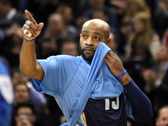 VIDEO: Raptors fans give emotional Vince Carter a standing ovation
