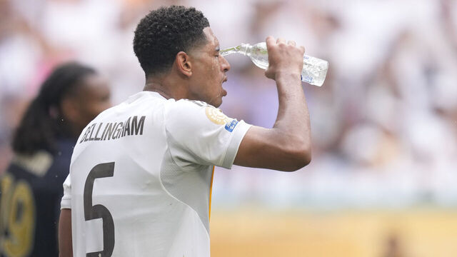 Jude Bellingham central midfield of Real Madrid and England cooling off with water from the intense heat during the FIFA Club World Cup 2025 round of 16 match between Real Madrid CF and Juventus Turin at Hard Rock Stadium on July 1, 2025 in Miami Gardens, United States.