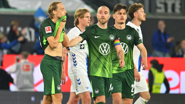 21 May 2026, Lower Saxony, Wolfsburg: Soccer, Men: Bundesliga - Relegation, VfL Wolfsburg - SC Paderborn 07, Relegation, First leg, Volkswagen Arena. Lovro Majer (l) and Christian Eriksen (r, both VfL Wolfsburg) leave the pitch. Photo: Swen Pförtner/dpa - IMPORTANT NOTE: In accordance with the regulations of the DFL German Football League and the DFB German Football Association, it is prohibited to utilize or have utilized photographs taken in the stadium and/or of the match in the form of sequential images and/or video-like photo series.