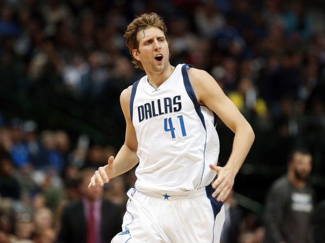 Dirk Nowitzki sings 'Mr. Jones' to calm down while shooting free throws