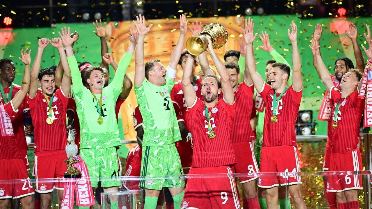 23 May 2026, Berlin: Soccer, men: DFB Cup, FC Bayern Munich - VfB Stuttgart, final in Berlin's Olympic Stadium. Harry Kane (Bayern Munich) lifts the trophy. Photo: Sebastian Gollnow/dpa - IMPORTANT NOTE: In accordance with the regulations of the DFL German Football League and the DFB German Football Association, it is prohibited to utilize or have utilized photographs taken in the stadium and/or of the match in the form of sequential images and/or video-like photo series.