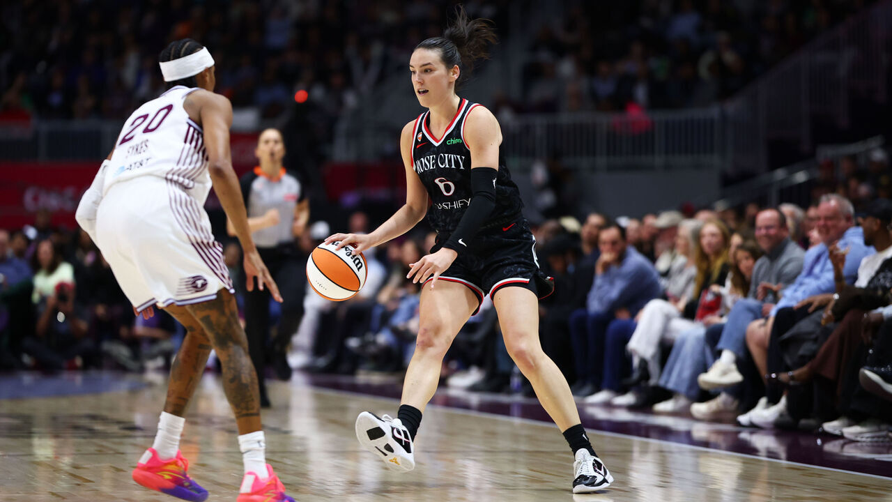 TORONTO, CANADA. - MAY 23: Bridget Carleton #6 of the Portland Fire handles the ball during the game against the Toronto Tempo on May 23, 2026 at Coca-Cola Coliseum in Toronto, Canada. Mandatory Copyright Notice: Copyright 2026 NBAE