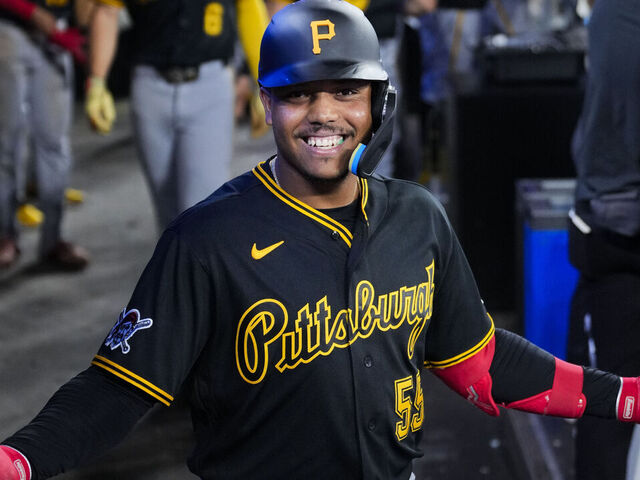 Pirates' bullpen negotiates with Blue Jays fan for Valdez's…