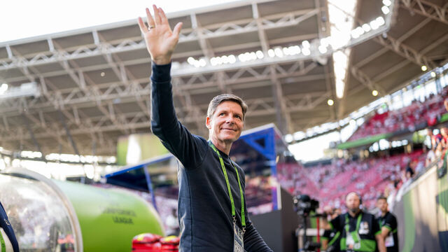 LEIPZIG, GERMANY - MAY 27: Manager Oliver Glasner of Crystal Palace gestures during the UEFA Conference League Final 2026 match between Crystal Palace FC and Rayo Vallecano de Madrid at Red Bull Arena on May 27, 2026 in Leipzig, Germany.