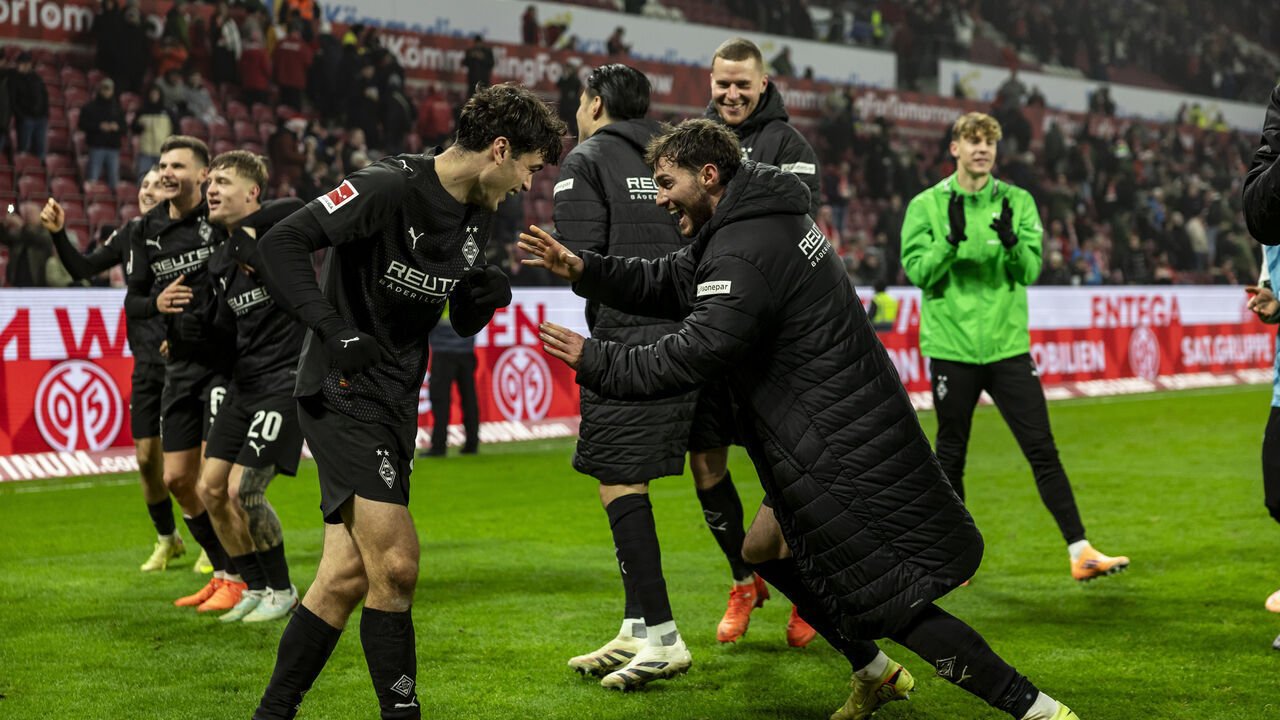 MAINZ, GERMANY - DECEMBER 05: Giovanni Reyna and Joe Scally of Borussia Moenchengladbach after the Bundesliga match between 1. FSV Mainz 05 and Borussia Moenchengladbach at Mewa Arena on December 05, 2025 in Mainz, Germany.