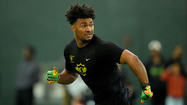 EUGENE, OREGON - MARCH 17: Kenyon Sadiq #18 of the Oregon Ducks runs during tight end drills at Oregon Ducks Pro Day at Moshofsky Center on March 17, 2026 in Eugene, Oregon.