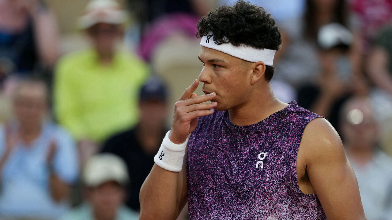US Ben Shelton reacts as he plays against Belgium's Raphael Collignon during their men's singles match on day 5 of the French Open tennis tournament on Court Suzanne-Lenglen at the Roland-Garros Complex in Paris on May 28, 2026.