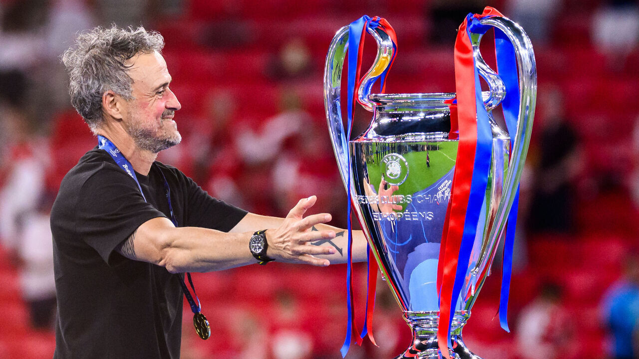 30 May 2026, Hungary, Budapest: Soccer, Men: Champions League, Paris Saint-Germain (PSG) - FC Arsenal, Final, Puskás Aréna. Coach Luis Enrique (Paris Saint-Germain) celebrates with the Champions League trophy after winning the penalty shoot-out. Photo: Tom Weller/dpa