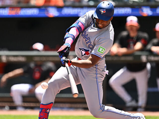 Blue Jays' Sánchez injured after fan throws baseball at him…