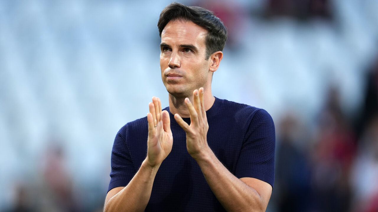 MADRID, SPAIN - MAY 11: Inigo Perez, Head Coach of Rayo Vallecano, applauds the fans prior to the LaLiga EA Sports match between Rayo Vallecano de Madrid and Girona FC at Estadio de Vallecas on May 11, 2026 in Madrid, Spain.