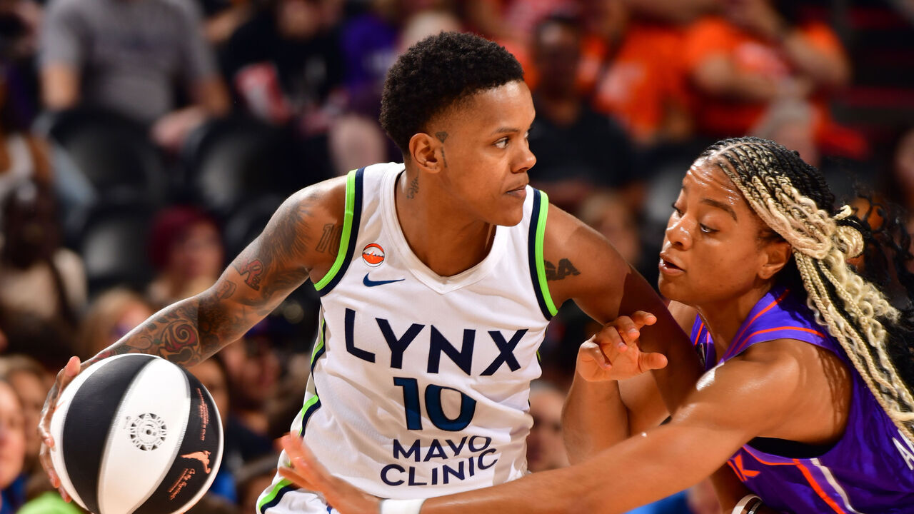 PHOENIX, AZ - JUNE 1: Courtney Williams #10 of the Minnesota Lynx handles the ball during the game against the Phoenix Mercury on June 1, 2026 at PHX Arena in Phoenix, Arizona. Mandatory Copyright Notice: Copyright 2026 NBAE