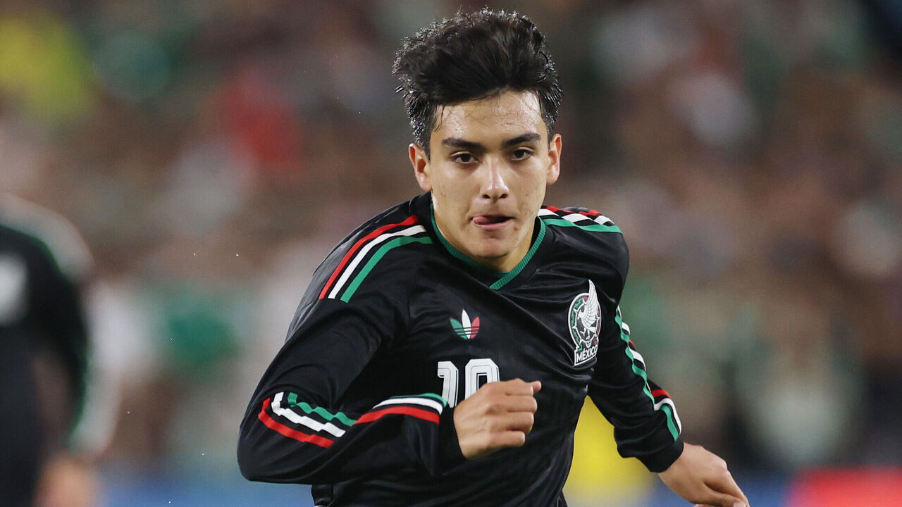 PASADENA, CALIFORNIA - MAY 30: Gilberto Mora of Mexico runs with the ball during the international friendly match between Mexico and Australia at Rose Bowl Stadium on May 30, 2026 in Pasadena, California.