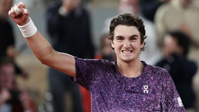TOPSHOT - Brazil's Joao Fonseca celebrates his victory over Norway's Casper Ruud during their men's singles match on day 8 of the French Open tennis tournament on Court Philippe-Chatrier at the Roland-Garros Complex in Paris on May 31, 2026.