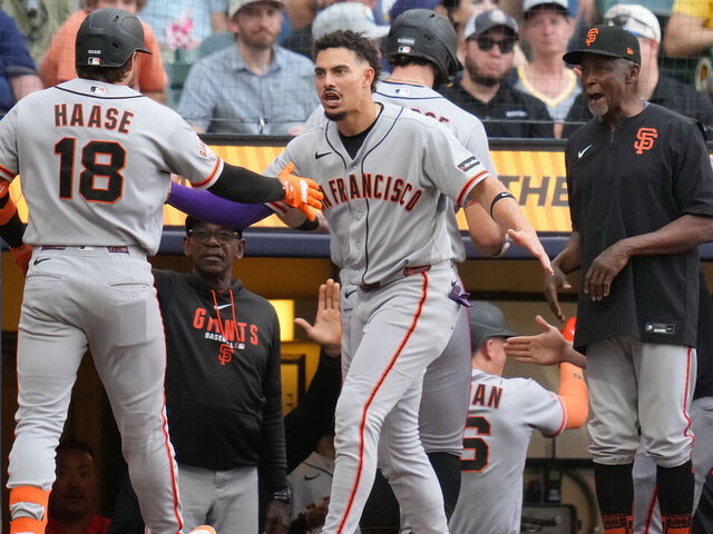 Giants score 12 runs on 20 hits, then hang on to beat Brewe…