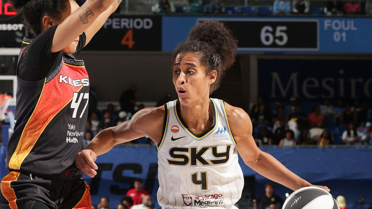 CHICAGO, IL - JUNE 5: Skylar Diggins #4 of the Chicago Sky dribbles the ball during the game against the Connecticut Sun on June 5, 2026 at the Wintrust Arena in Chicago, IL. Mandatory Copyright Notice: Copyright 2026 NBAE