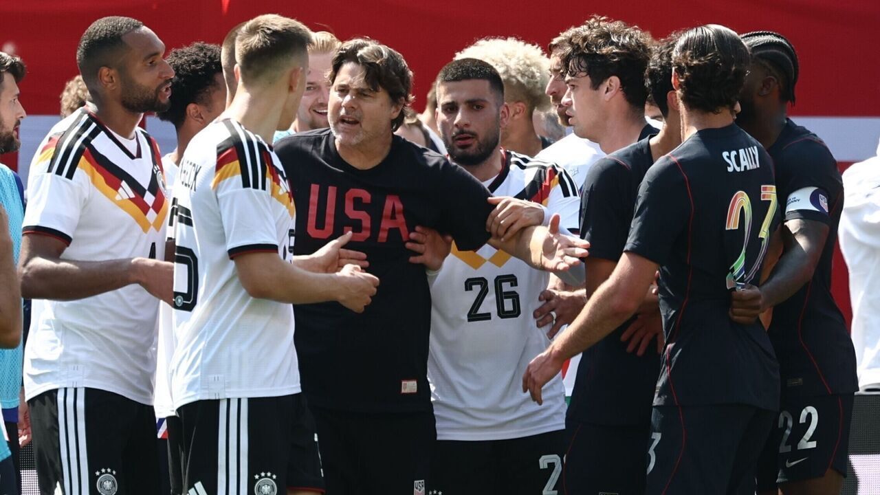 dpatop - 06 June 2026, USA, Chicago: Soccer, men, national team, preparation for the 2026 World Cup, international match, USA - Germany at Soldier Field, coach Mauricio Pochettino (M, USA) stands between the German players (l) and the USA players (r). Photo: Christian Charisius/dpa