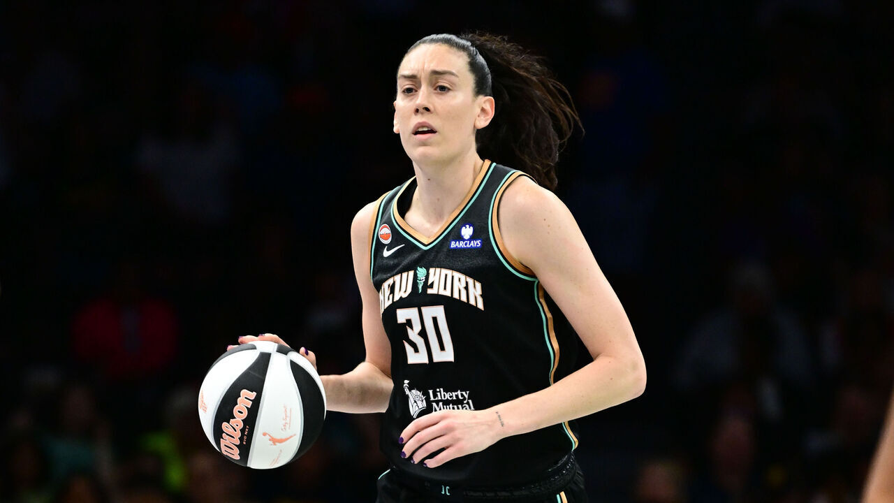 BROOKLYN, NY - JUNE 6: Breanna Stewart #30 of the New York Liberty dribbles the ball during the game against the Indiana Fever on June 6, 2026 at Barclays Center Arena in Brooklyn, New York. Mandatory Copyright Notice: Copyright 2026 NBAE