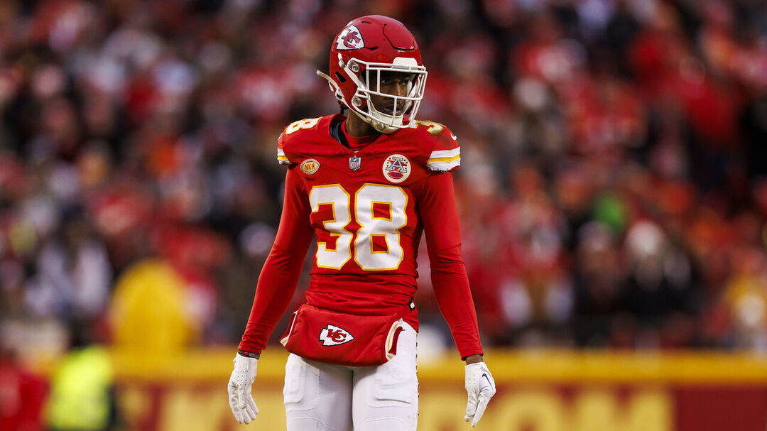 Chiefs reunite with Sneed on 1-year deal worth up to $5M | theScore
