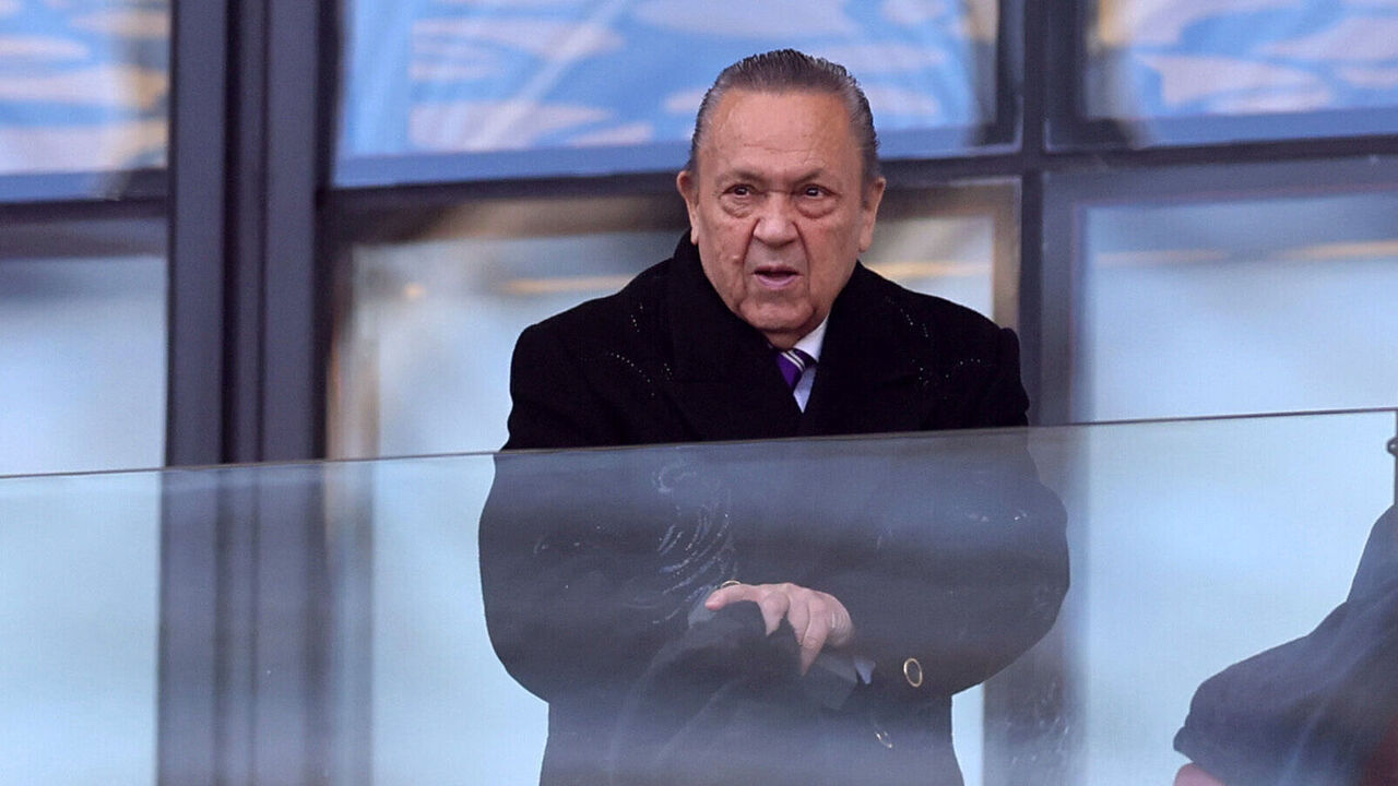 LONDON, ENGLAND - NOVEMBER 02: David Sullivan Chairman of West Ham United during the Premier League match between West Ham United and Newcastle United at London Stadium on November 02, 2025 in London, England.