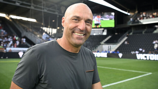 Angers' French head coach Alexandre Dujeux reacts at the end of the French L1 football match between SCO Angers and Paris FC at the Raymond Kopa stadium in Angers, western France, on August 17, 2025.