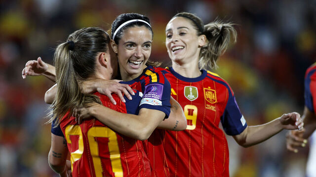 Spain's forward #20 Claudia Pina celebrates with Spain's midfielder #06 Aitana Bonmati (C) after scoring her team's fourth goal during the FIFA Women's World Cup Europe Zone Qualifiers, group C, football match between Spain and England at Mallorca Son Moix Stadium in Palma de Mallorca, on June 5, 2026.