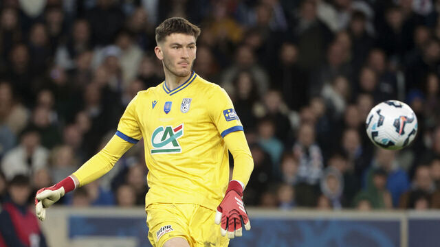 LILLE, FRANCE - APRIL 1: Dunkerque goalkeeper Ewen Jaouen during the French Cup semifinal football match between USL Dunkerque and Paris Saint Germain (PSG) at Stade Pierre Mauroy, Decathlon Arena on April 1, 2025 in Villeneuve d'Ascq near Lille, France.