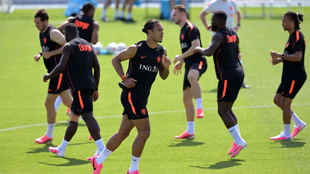 Netherlands' defender #04 Virgil van Dijk warms up a training session ahead of the Netherlands' 2026 FIFA World Cup Group F football match against Japan in Kansas City on June 10, 2026.