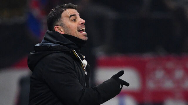 Le Mans' French-Portuguese headcoach Patrick Videira reacts during the French Cup (Coupe de France) round of 16 football match between Le Mans FC and Paris Saint-Germain (PSG) at the Marie-Marvingt Stadium in Le Mans, western France, on February 4, 2025.