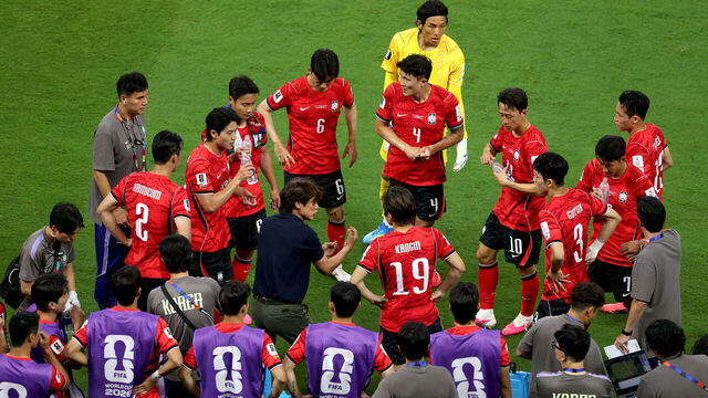 GUADALAJARA, MEXICO - JUNE 11: Myung-Bo Hong, Head Coach of Korea Republic, gives his players instructions during a hydration break during the FIFA World Cup 2026 Group A match between Korea Republic and Czechia at Guadalajara Stadium on June 11, 2026 in Guadalajara, Mexico.