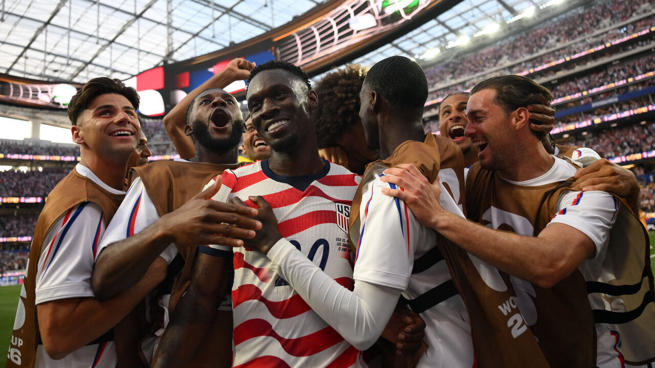 TOPSHOT - US forward #20 Folarin Balogun (c) celebrates with teammates after scoring his team's third goal during the 2026 World Cup Group D football match between USA and Paraguay at the Los Angeles Stadium in Inglewood on June 12, 2026.