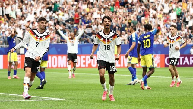 14 June 2026, United States, Houston: Soccer, Men: World Cup, Germany vs. Curaçao, Group Stage, Group E, Matchday 1, Houston Stadium. Kai Havertz (left to right, Germany), Nathaniel Brown (Germany), and Florian Wirtz (Germany) celebrate after Brown's goal to make it 5-1. PLEASE NOTE: In accordance with FIFA regulations, these images may only be used for editorial purposes. Commercial use is prohibited. Furthermore, no video-like sequences may be created, and no alterations may be made to the image, either in the foreground or the background. Photo: Christian Charisius/dpa