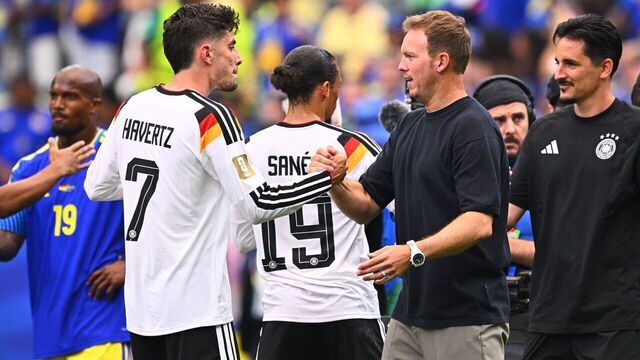 14 June 2026, United States, Houston: Soccer, Men: World Cup, Germany vs. Curaçao, Group Stage, Group E, Matchday 1, Houston Stadium. Coach Julian Nagelsmann (Germany) thanks Kai Havertz (Germany) after the game. ATTENTION: In accordance with FIFA regulations, these images may be used exclusively for editorial purposes. Commercial use is prohibited. Furthermore, no video-like sequences may be created, and no alterations may be made to the image, either in the foreground or the background. Photo: Tom Weller/dpa