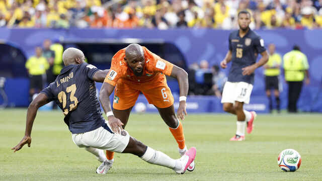 PHILADELPHIA, PENNSYLVANIA - JUNE 14: Seko Fofana #6 of Cote d'Ivoire, left Moises Caicedo #23 of Ecuador during the FIFA World Cup 2026 Group E football match between Cote D'Ivoire (Ivory Coast) and Ecuador at Philadelphia Stadium on June 14, 2026 in Philadelphia, United States.
