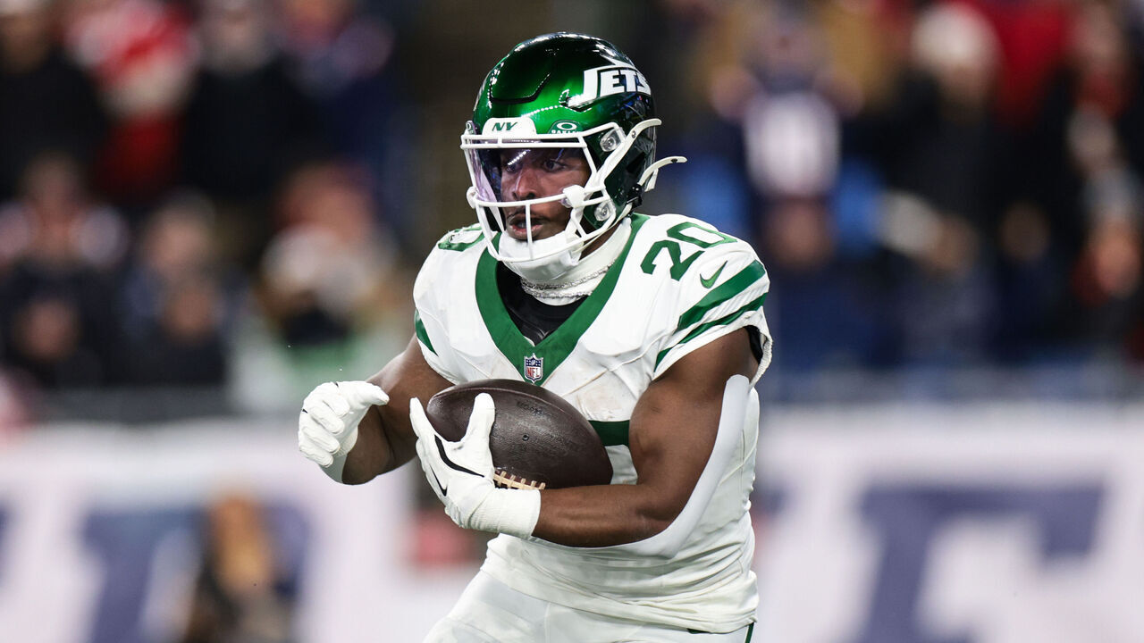 FOXBOROUGH, MASSACHUSETTS - NOVEMBER 13: Breece Hall #20 of the New York Jets runs with the ball during the second quarter against the New England Patriots at Gillette Stadium on November 13, 2025 in Foxborough, Massachusetts.