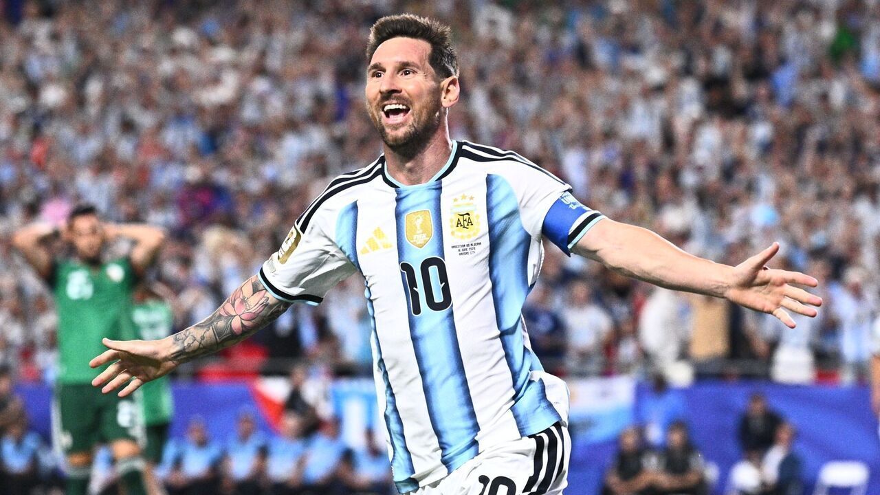 17 June 2026, USA, Kansas City: Soccer, Men, 2026 World Cup, Argentina vs. Algeria, Group Stage, Group J, Matchday 1, Kansas City Stadium, Lionel Messi (Argentina) celebrates his second goal, making the score 2-0. PLEASE NOTE: In accordance with FIFA regulations, these images may be used exclusively for editorial purposes. Commercial use is prohibited. Furthermore, no video-like sequences may be created, and no alterations may be made to the image, either in the foreground or the background. Photo: Tom Weller/dpa
