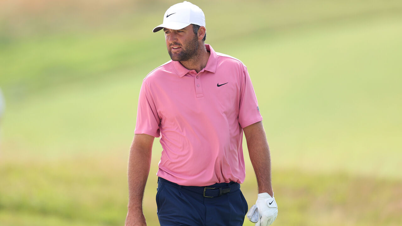 SOUTHAMPTON, NEW YORK - JUNE 18: Scottie Scheffler of the United States walks to the 18th green during the first round of the 126th U.S. OPEN at Shinnecock Hills Golf Club on June 18, 2026 in Southampton, New York.