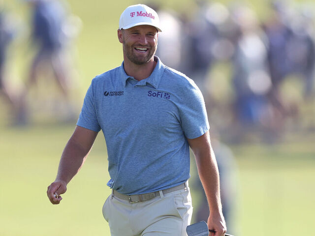 Clark charges to 4-shot lead as wind dies down at U.S. Open…