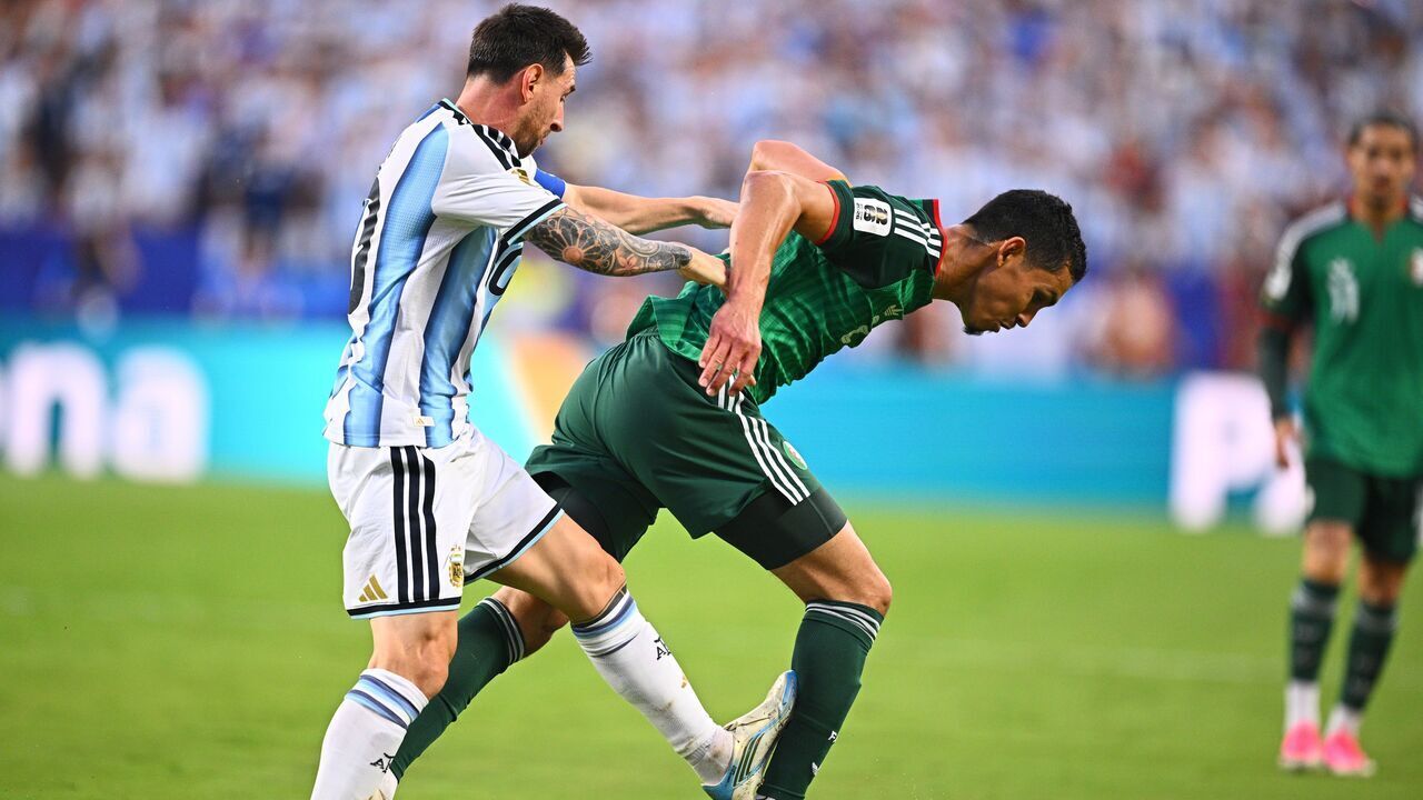 17 June 2026, USA, Kansas City: Soccer, Men, 2026 World Cup, Argentina vs. Algeria, Group Stage, Group J, Matchday 1, Kansas City Stadium, Lionel Messi (left, Argentina) fouls Aïssa Mandi (Algeria). PLEASE NOTE: In accordance with FIFA regulations, these images may be used exclusively for editorial purposes. Commercial use is prohibited. Furthermore, no video-like sequences may be created, and no alterations may be made to the image, either in the foreground or the background. Photo: Tom Weller/dpa