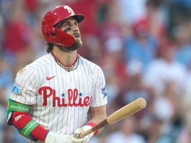 Harper hits 1st career cycle, becomes 10th Phillies player …