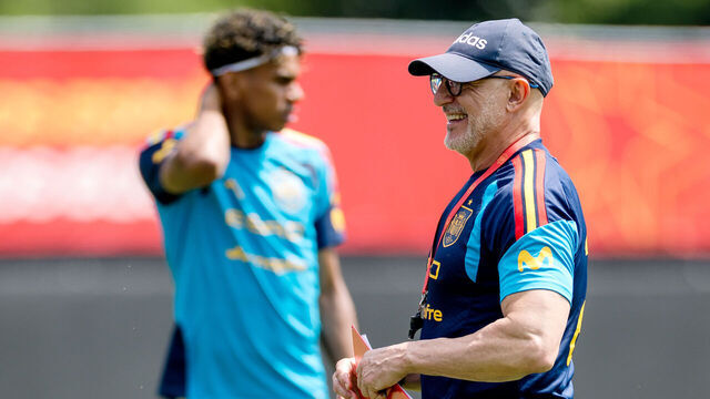 CHATTANOOGA, UNITED STATES - JUNE 11: (L-R) Lamine Yamal of Spain, Coach Luis de la Fuente of Spain during the Training Spain at the The Baylor School on June 11, 2026 in Chattanooga United States