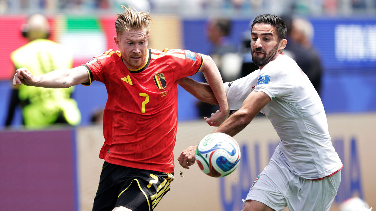 LOS ANGELES, UNITED STATES - JUNE 21: (L-R) Kevin De Bruyne of Belgium, Milad Mohammadi of Iran during the World Cup match between Belgium v Iran at the Los Angeles Stadium on June 21, 2026 in Los Angeles United States