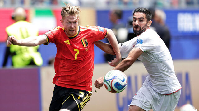 LOS ANGELES, UNITED STATES - JUNE 21: (L-R) Kevin De Bruyne of Belgium, Milad Mohammadi of Iran during the World Cup match between Belgium v Iran at the Los Angeles Stadium on June 21, 2026 in Los Angeles United States