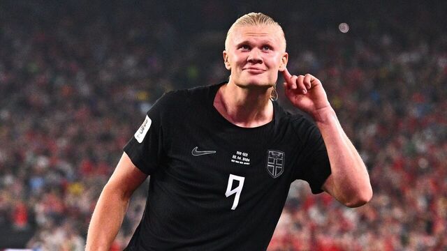 23 June 2026, USA, East Rutherford: Soccer, Men, 2026 World Cup, Norway vs. Senegal, First Round, Group I, Matchday 2, New YorkNew Jersey Stadium, Erling Haaland (Norway) celebrates after scoring his second goal to make it 31. PLEASE NOTE: In accordance with FIFA regulations, these images may be used exclusively for editorial purposes. Commercial use is prohibited. Furthermore, no video-like sequences may be created, and no alterations may be made to the image, either in the foreground or the background. Photo: Tom Weller/dpa