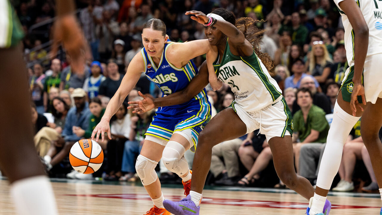 SEATTLE, WASHINGTON - JUNE 22: Paige Bueckers #5 of the Dallas Wings drives to the basket past Flau'jae Johnson #4 of the Seattle Storm during overtime at Climate Pledge Arena on June 22, 2026 in Seattle, Washington.