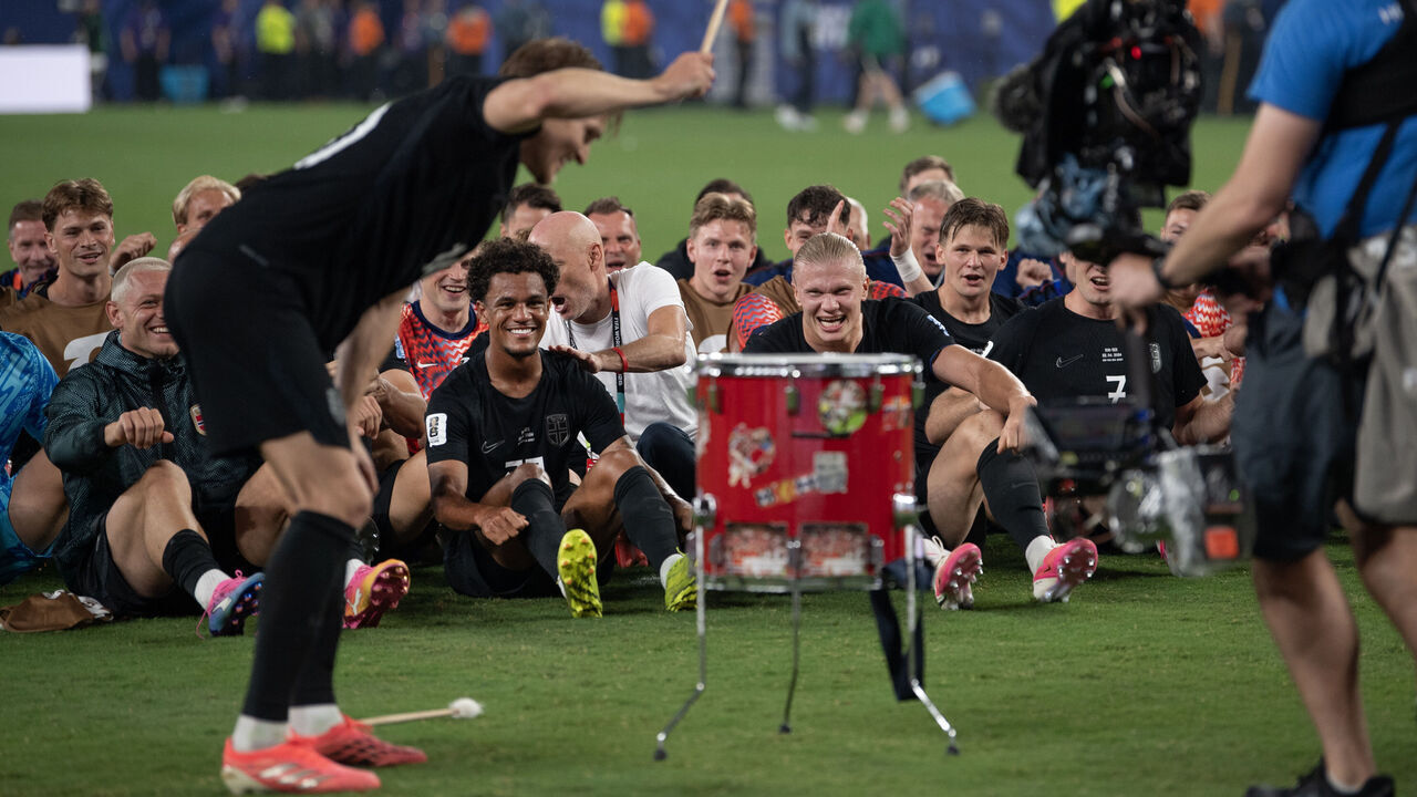 EAST RUTHERFORD, NEW JERSEY - JUNE 22: Erling Haaland and Oscar Bobb of Norway watch on as Martin Odegaard bangs the drum in celebration in front of the fans after the FIFA World Cup 2026 Group I match between Norway and Senegal at New York New Jersey Stadium on June 22, 2026 in East Rutherford, United States.