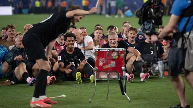 EAST RUTHERFORD, NEW JERSEY - JUNE 22: Erling Haaland and Oscar Bobb of Norway watch on as Martin Odegaard bangs the drum in celebration in front of the fans after the FIFA World Cup 2026 Group I match between Norway and Senegal at New York New Jersey Stadium on June 22, 2026 in East Rutherford, United States.