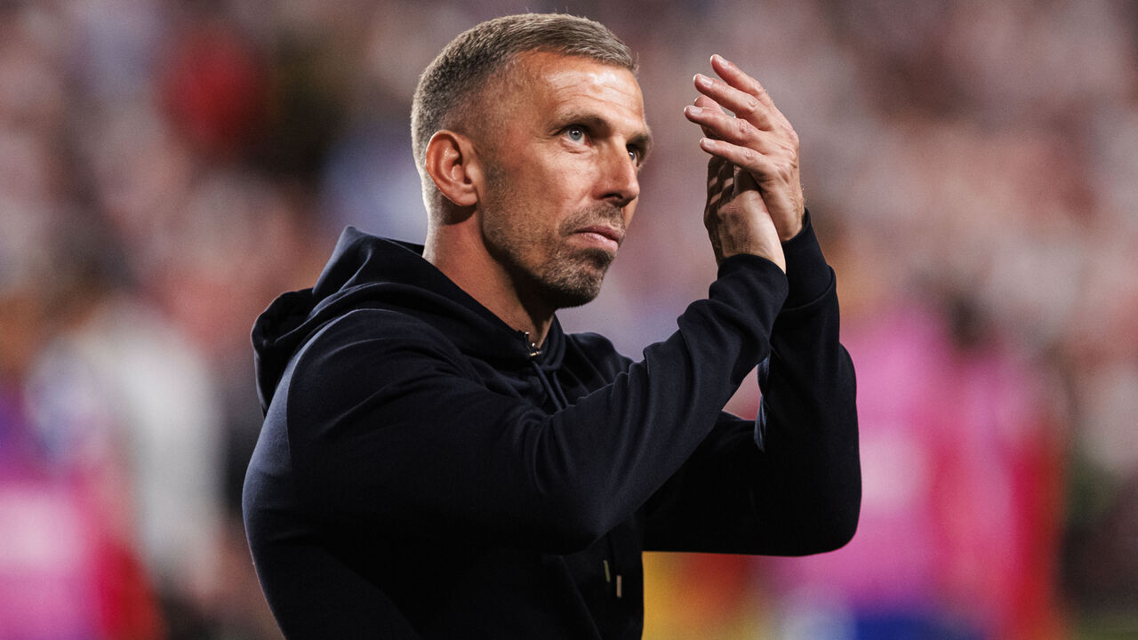 MADRID, SPAIN - APRIL 30: RC Strasbourg Head Coach Gary O'Neil thanks supporters for standing during the UEFA Europa Conference League match between Rayo Vallecano de Madrid and Racing Club de Strasbourg Alsace at Estadio Vallecas on April 30, 2026 in Madrid, Spain.